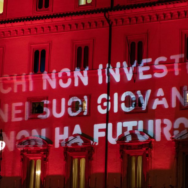 &quot;Chi non investe nei suoi giovani non ha futuro&quot;, il blitz con la scritta su Palazzo Chigi è partito da Torino [FOTO]