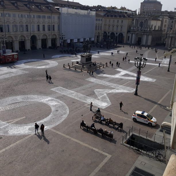 &quot;Ti amo ancora&quot;: una scritta enorme è comparsa nella notte in piazza San Carlo [FOTO]