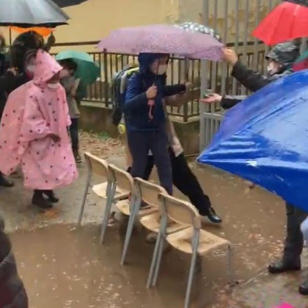 Vanchiglia: il vialetto è allagato, guado di sedie per far entrare i bambini a scuola [VIDEO]