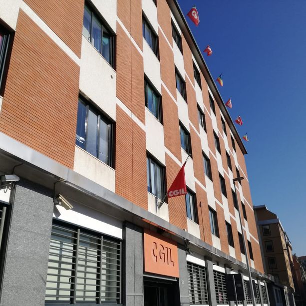 Corteo no Green pass e assalto alla Cgil di Roma: &quot;La Camera del lavoro di Torino aperta per solidarietà&quot;