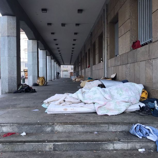 Al riparo dal freddo, sotto i portici del Comune: un accampamento di senzatetto davanti al Duomo (FOTO e VIDEO)