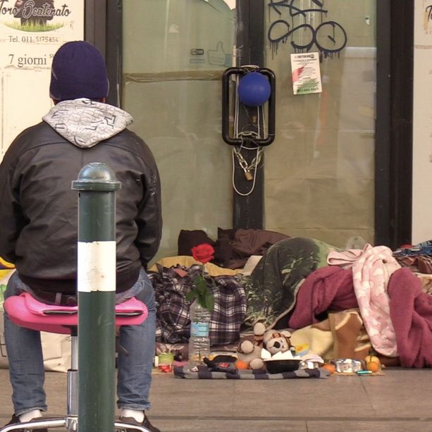I clochard colonizzano via Viotti: il portico in pieno centro è diventato un accampamento (VIDEO e FOTO)