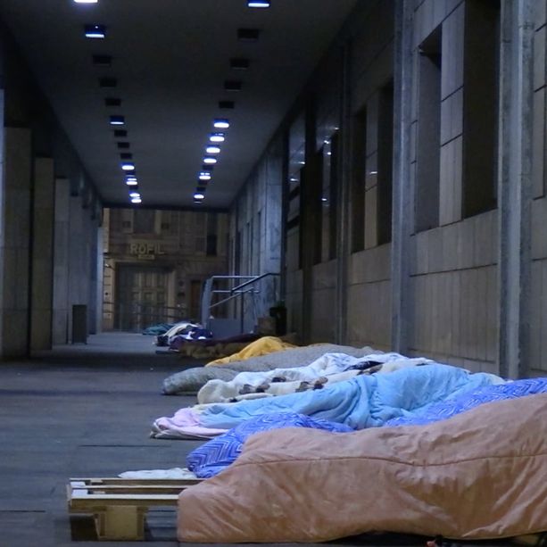 Clochard, lo sgombero del Comune dura 48 ore: al Duomo sono tornati gli accampamenti [VIDEO e FOTO]