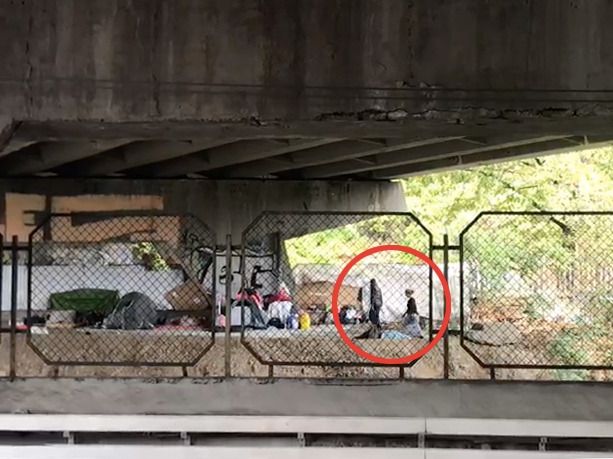 Vivere sotto un ponte, lungo la ferrovia: la Torino degli “Invisibili” dimenticati da tutti