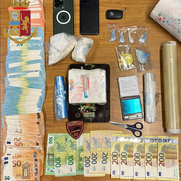 Sorpreso con oltre 800 grammi di cocaina e 8700 euro in contanti: arrestato un 45enne