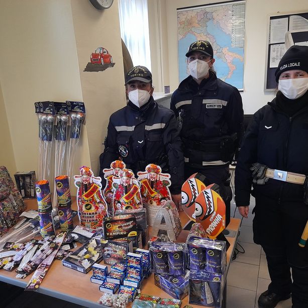 Porta Palazzo, venduti abusivamente 107 fuochi pirotecnici: sequestrati dalla Municipale