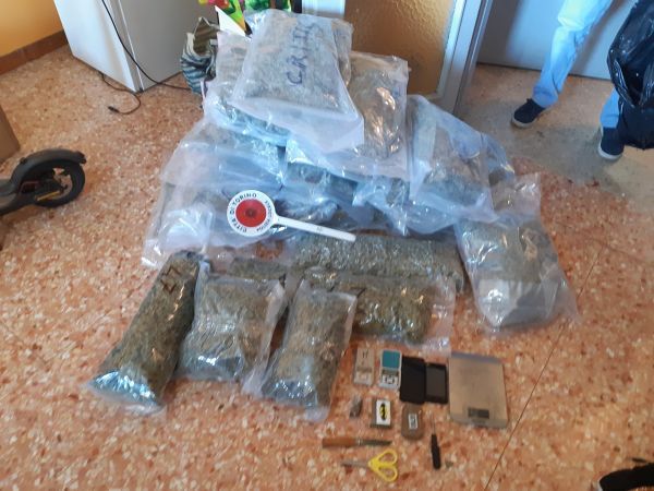 Blitz contro un'occupazione abusiva, ma nell'alloggio trovano 22 chili di droga