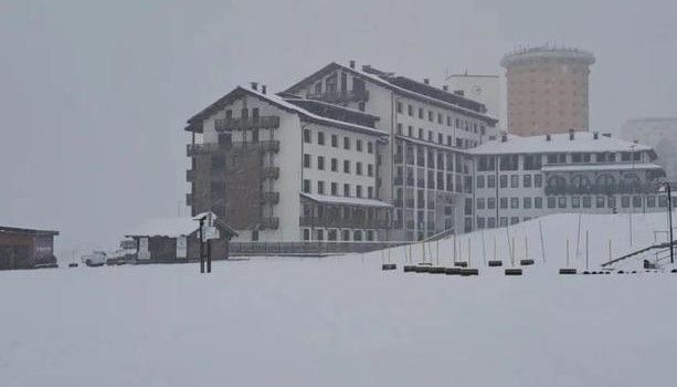 Ecco la neve: imbiancato il Canavese, oltre 30 cm sulle piste da sci in Valsusa. Ma a Torino solo qualche fiocco, pioggia e freddo