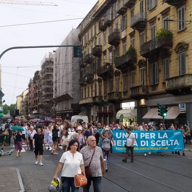 Torna in strada la rabbia dei &quot;No green pass&quot;, corteo nel centro di Torino [VIDEO]