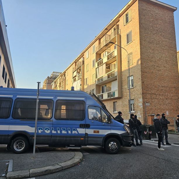 Sgombero in corso nell'alloggio via Aosta, casa di abusivi e disperati