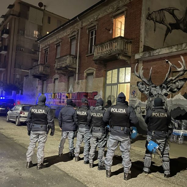 Sgomberato all'alba il centro sociale La Molla: presidio di solidarietà in corso Palermo [VIDEO e FOTO]