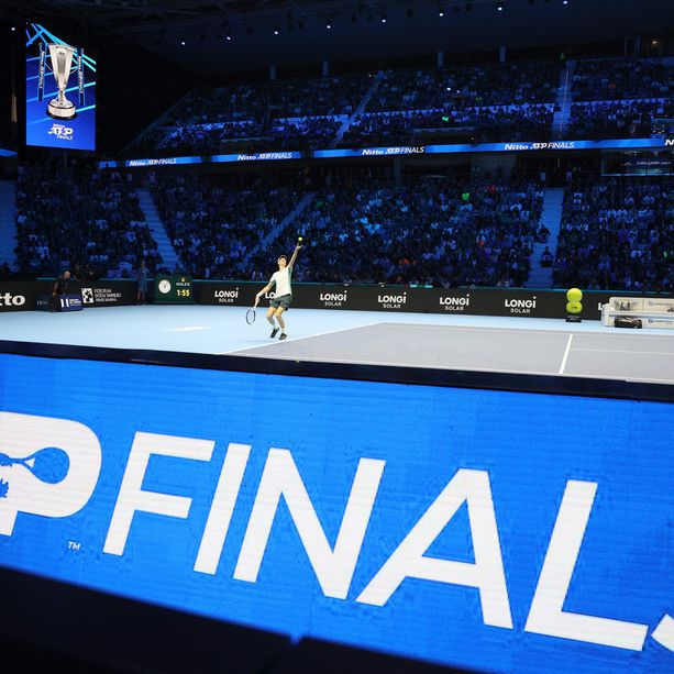 Sinner scrive la storia del tennis italiano: batte Medvedev e vola in finale alle Atp Finals