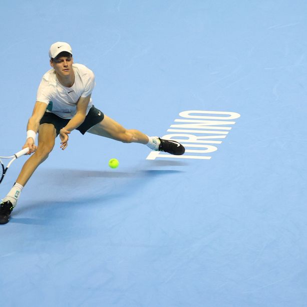 Sinner non si ferma più (e salva Djokovic): battuto Rune, qualificato per le semifinali Atp da primo del girone