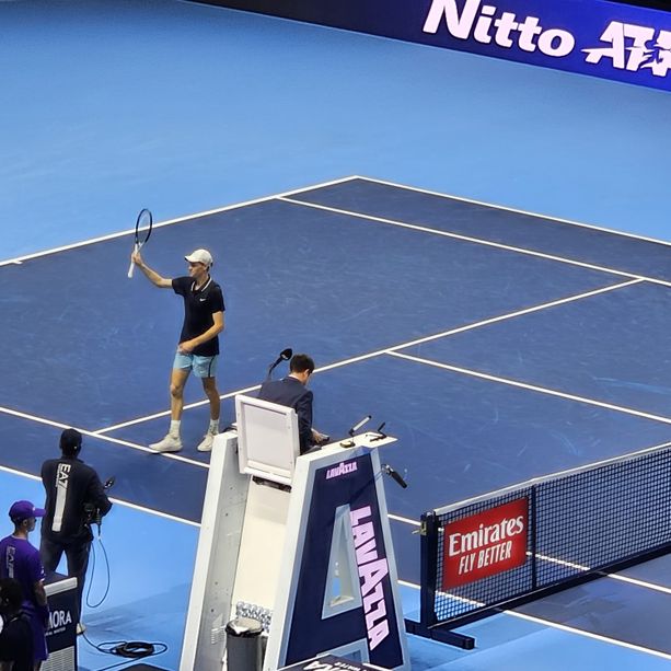 Atp Finals, è subito Sinner-mania: il campione azzurro esalta l'Inalpi Arena demolendo de Minaur