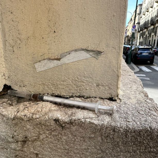 Siringhe abbandonate, tossicodipendenti a due passi dal Comune: di notte il centro fa paura