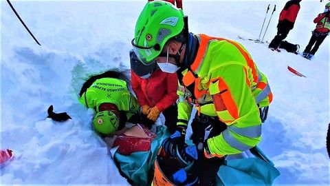 Tragedia a Sestriere: cede la staccionata su cui è seduto e cade nel vuoto, muore escursionista di 25 anni