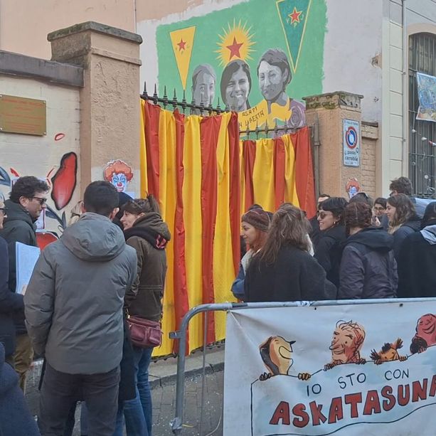 Askatasuna, tensione al sopralluogo: consiglieri comunali accolti da striscioni e proteste