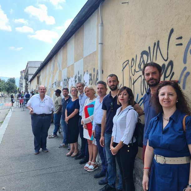 Ufficio immigrazione nel caos, sopralluogo di Cgil, centrosinistra e M5S in corso Verona: “Dignità per utenti e personale”