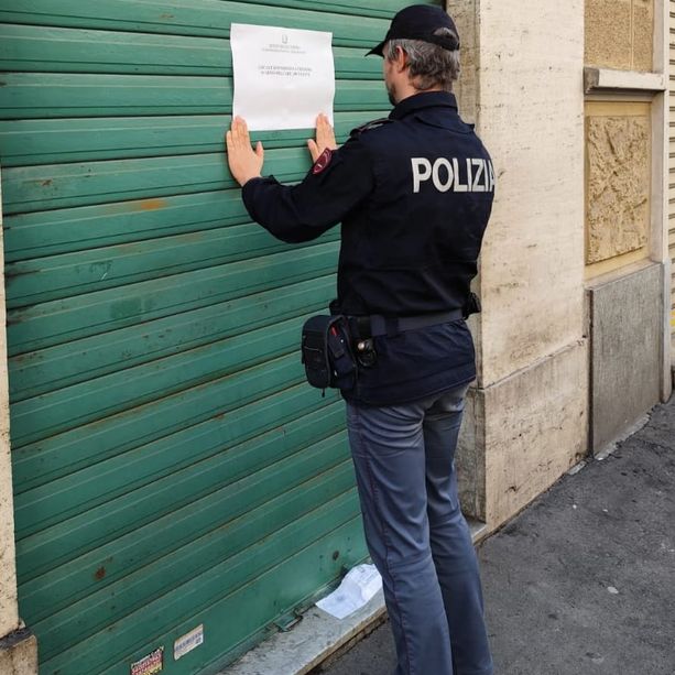 Droga nascosta tra gli scaffali e nel tubo di patatine: sospesa la licenza di un minimarket di Parella