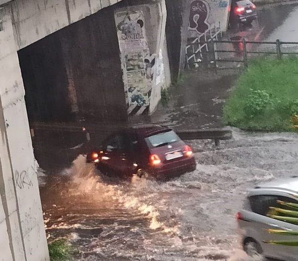 La pioggia di ieri trasforma in fiumi le strade di Moncalieri e Nichelino: problemi e disagi