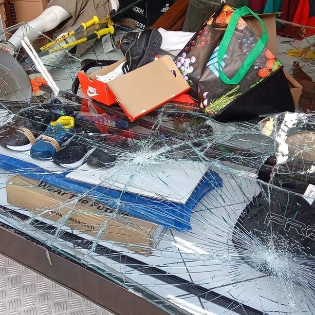La Banda del tombino in azione in via Borgaro, svaligiato un negozio sportivo nel cuore della notte