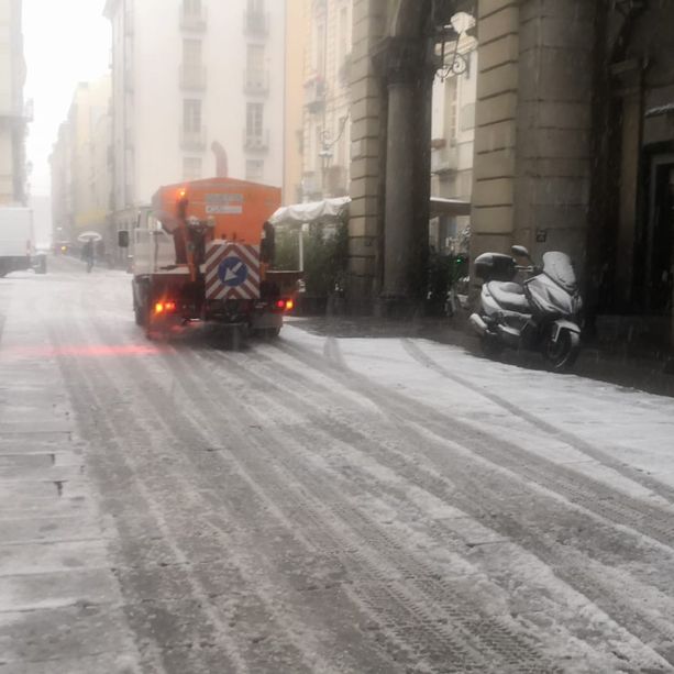 Sembra primavera, ma il meteo a Torino dice neve: pronti gli spargisale in collina per la tarda serata