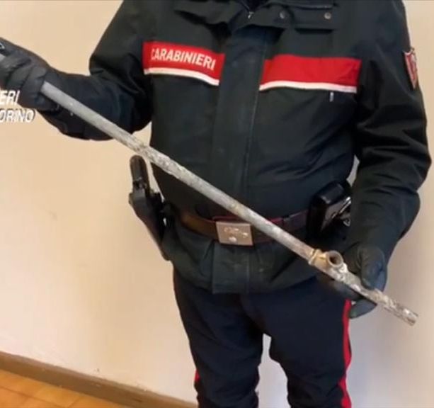 Torino, aggredisce e ferisce commerciante perché pretende di non pagare il sacchetto di plastica: arrestato