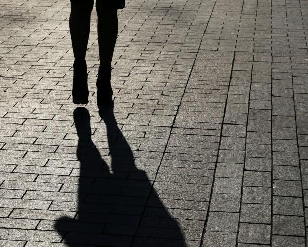 Ragazzina adesca un uomo su Internet, poi lo fa derubare dai complici che lo minacciano e lo accusano di pedofilia