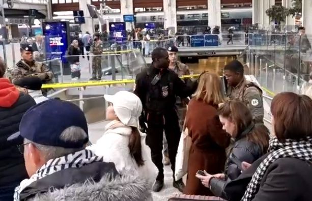 Tre persone accoltellate alla stazione di Parigi, è un maliano residente nel Torinese l'attentatore