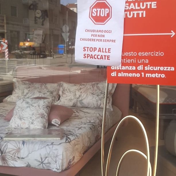 Caos spaccate, Borgo Filadelfia ha abbassato le serrande per 5 minuti con una protesta silenziosa: &quot;Adesso basta&quot; [FOTO]