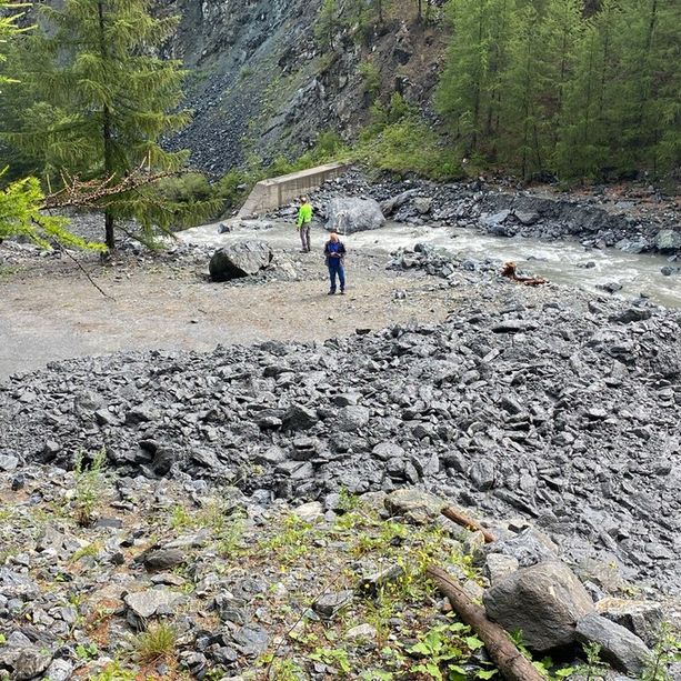 Momenti di paura a Sauze di Cesana per una improvvisa frana sulla strada della Valle Argentera