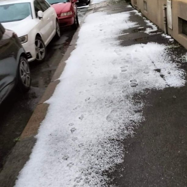 Forte temporale nella notte a Torino: disagi e allagamenti in tutta la provincia. Strade imbiancate nella prima cintura