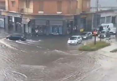 Il maltempo torna ad abbattersi sul Torinese: strade trasformate in fiumi, disagi e problemi