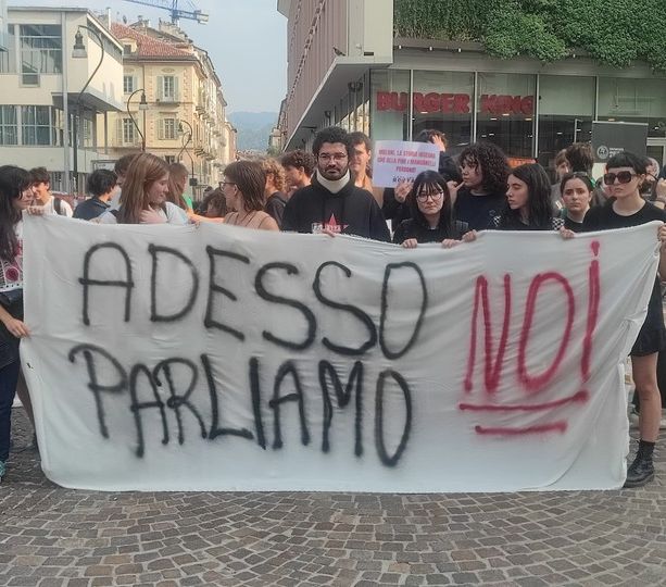 Gli studenti 'ingessati' rispondono a Meloni: &quot;Manifestavamo noi, non i centri sociali. Manganellate non sono una novità&quot;