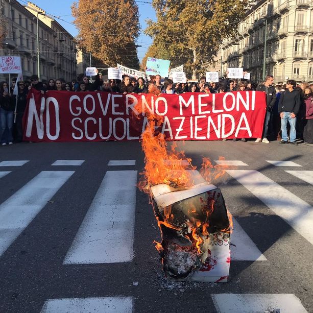 Scuola, mobilitazione degli studenti contro il governo Meloni: in centinaia al corteo in centro a Torino