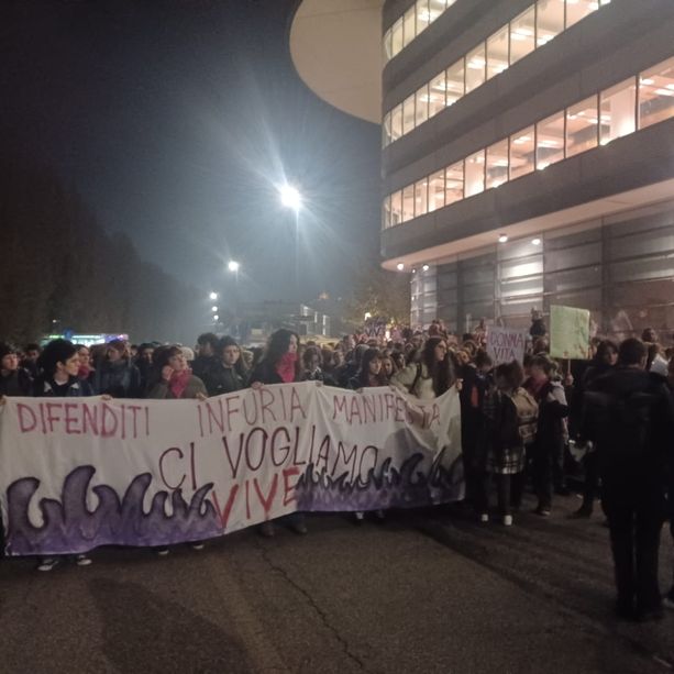 Le donne di &quot;Non una di meno&quot; e gli studenti in corteo per Giulia: &quot;Ci vogliamo vive&quot; [FOTO]