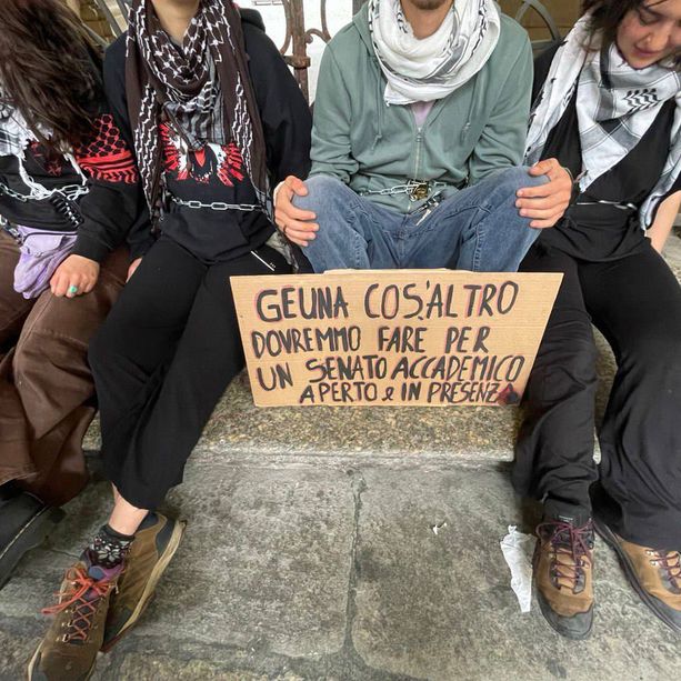 Un gruppo di studenti pro Palestina si incatena davanti al rettorato: &quot;Stanno bruciando le persone e non vogliono parlarci&quot;