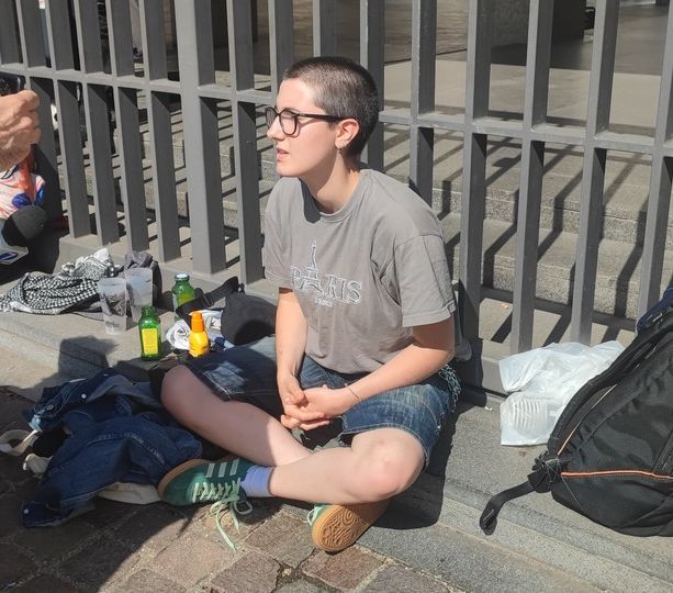 Pro Palestina, studenti incatenati al Politecnico, spinte sulla porta del Rettorato: &quot;Vogliamo risposte&quot;