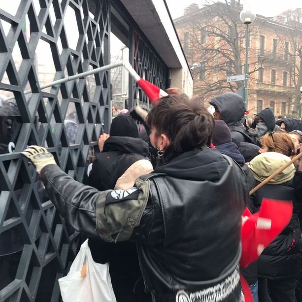 Disordini al corteo degli studenti: la Digos individua 20 manifestanti