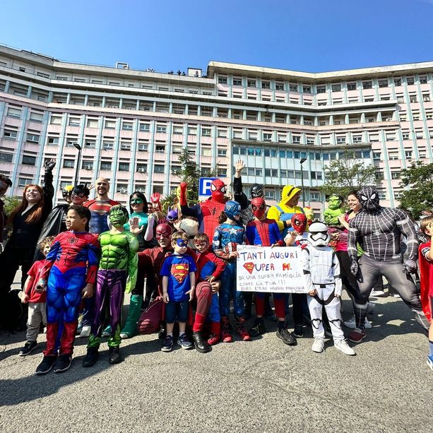 Il piccolo supereroe Mirko non ce l'ha fatta, sconfitto a 7 anni da una rara forma di tumore