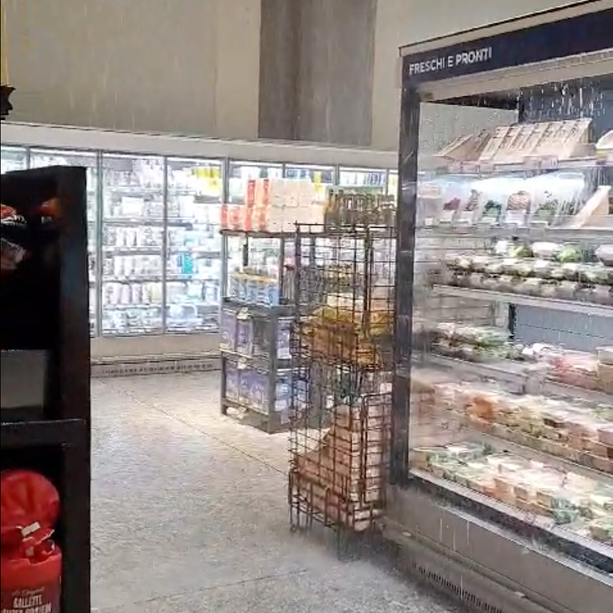 Dopo giorni di caldo arriva la pioggia con grandine su Torino: piove dentro il supermercato di Porta Nuova