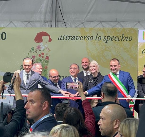 SalTo23, la pioggia non spegne l'euforia. Trionfo per Lagioia: “Per 5 giorni e 5 notti Torino è capitale mondiale della cultura” [FOTO]