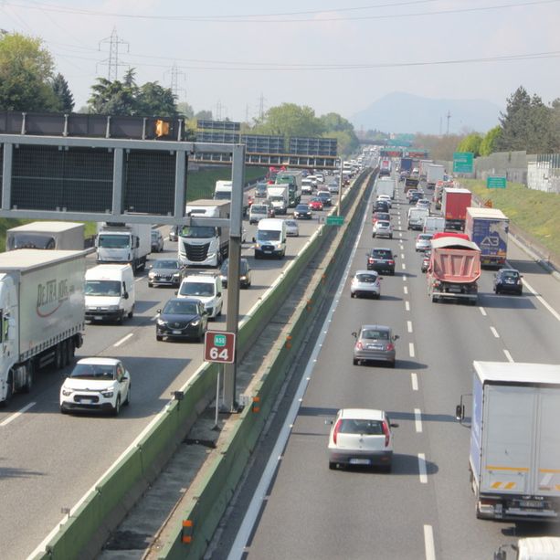 Tangenziale bloccata: protesta improvvisata contro le riaperture &quot;a singhiozzo&quot; dell'ultimo dpcm [FOTO E VIDEO]