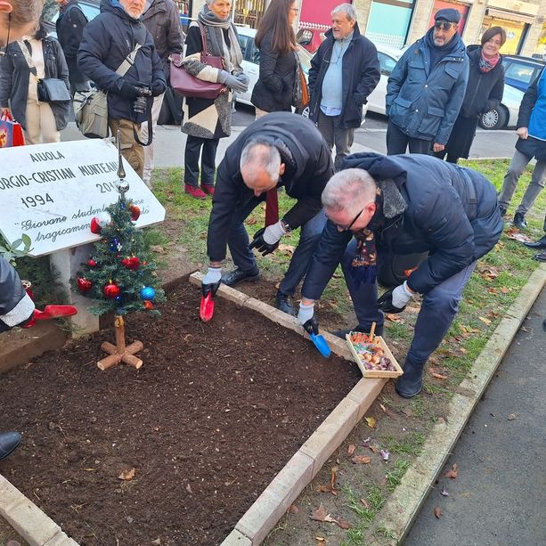 Rinasce la targa commemorativa per Giorgio Cristian Munteanu, il sedicenne accoltellato nel 2010 ai giardini Giuseppe Allievo