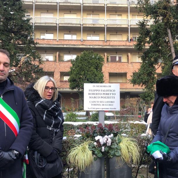 Gru di via Genova, anche i famigliari delle vittime alla cerimonia di commemorazione di lunedì mattina: &quot;Si faccia piena luce&quot;