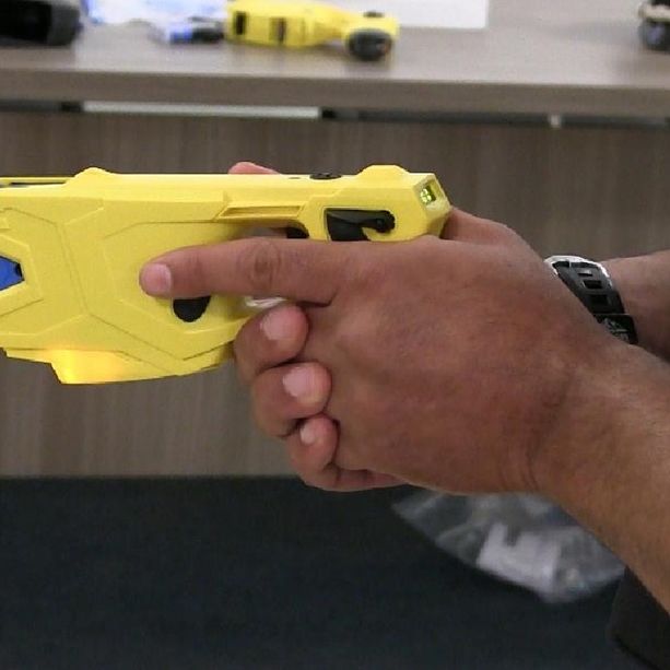 Taser ai vigili di Torino? La politica litiga e prende tempo: “Serve prudenza, per ora non necessario”