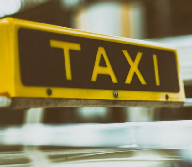 Il miracolo della vita arriva in taxi: una bimba nasce durante la corsa all'ospedale