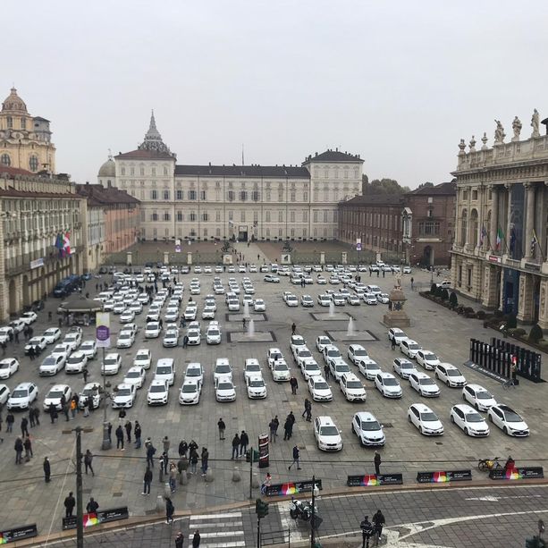 I tassisti sfilano a Torino: “Siamo carne da macello, senza aiuti ci fermiamo” [FOTO e VIDEO]