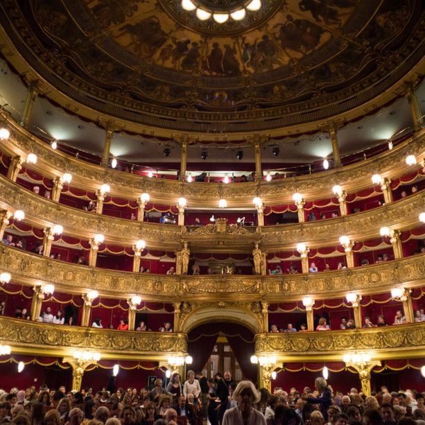 Coronavirus come Godot: teatri chusi a Torino, il mondo dello spettacolo chiede l’apertura di uno “stato di crisi”
