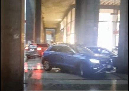 Pioggia, grandine, fulmini e tuoni. Il maltempo si riaffaccia sul Piemonte. Le auto cercano riparo sotto i portici